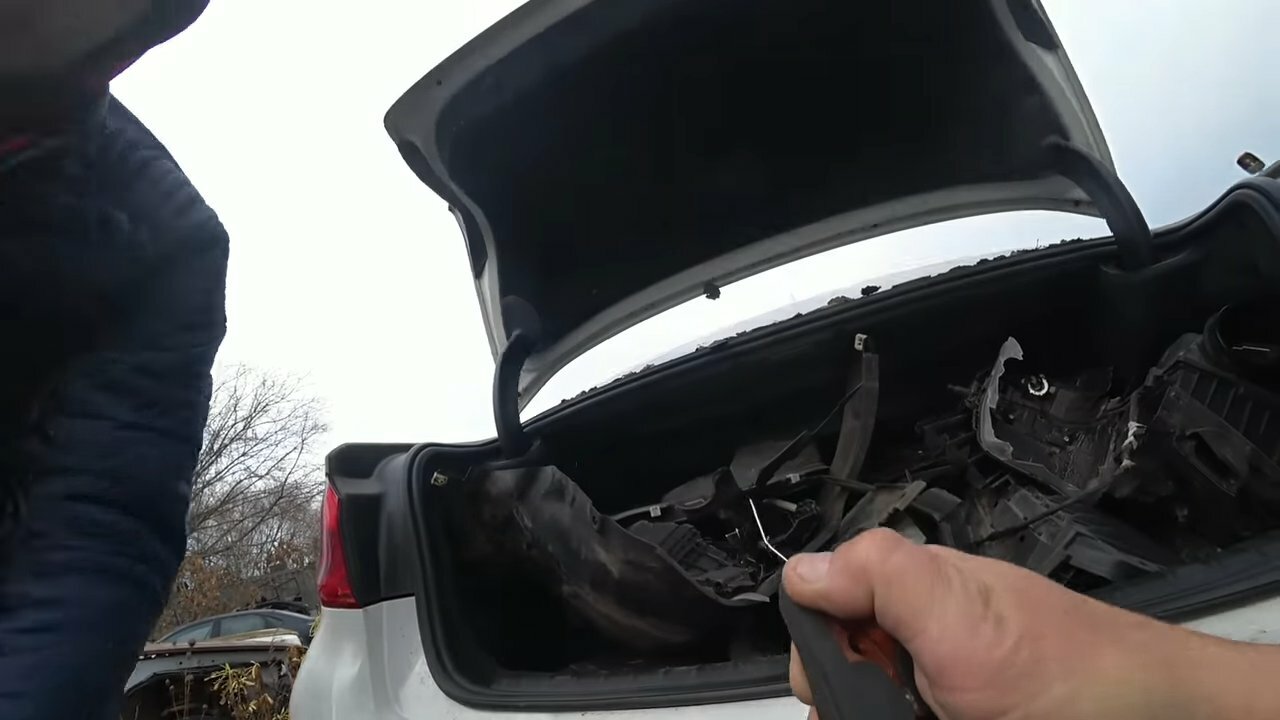 Вскрытие багажника автомобиля