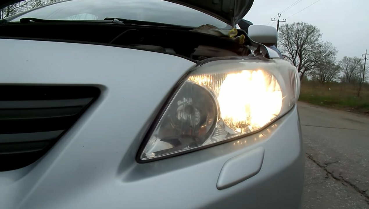 Замена лампы ближнего света на автомобиле