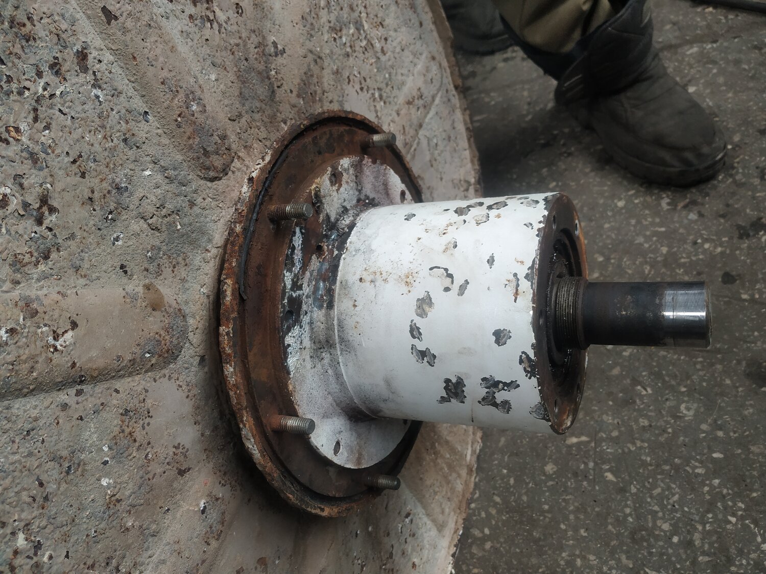 корпус бортового редуктора 81351140126, задняя ступица газ 69, запчасти для грузовиков, грузовые запчасти, заглушка оси прицепа камаз