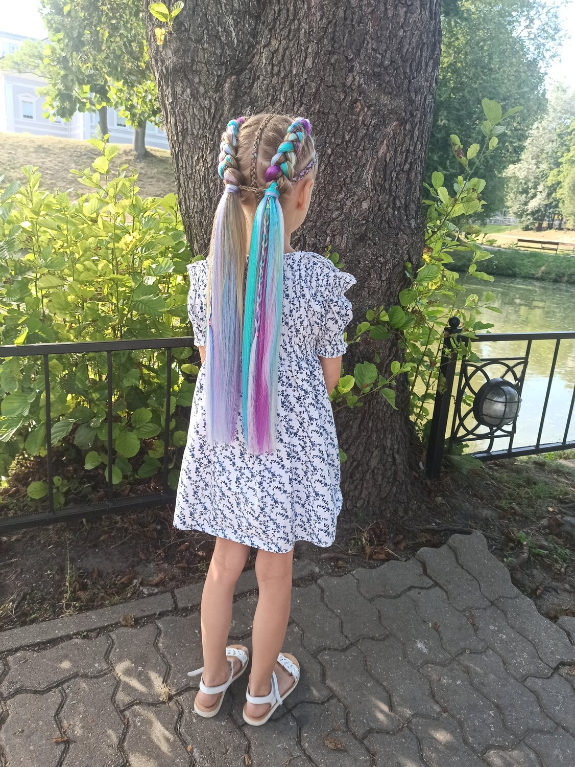 плетение с канекалоном, косы с канекалоном, цветные косички, волосы с канекалоном, хвост с канекалоном