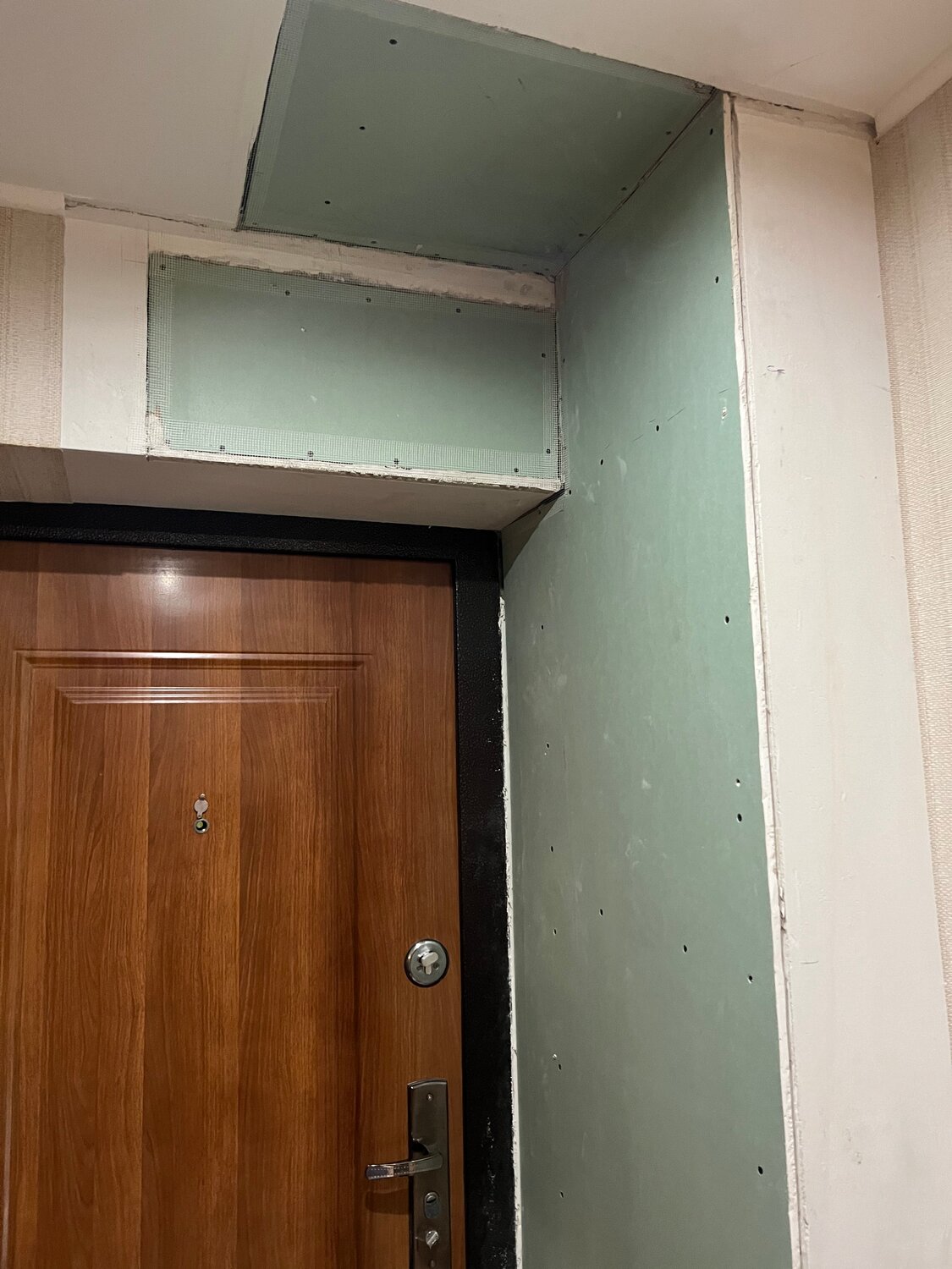 дверные откосы из гипсокартона, отделка откосов входной двери, дверные откосы, откосы для входных дверей, откосы на двери