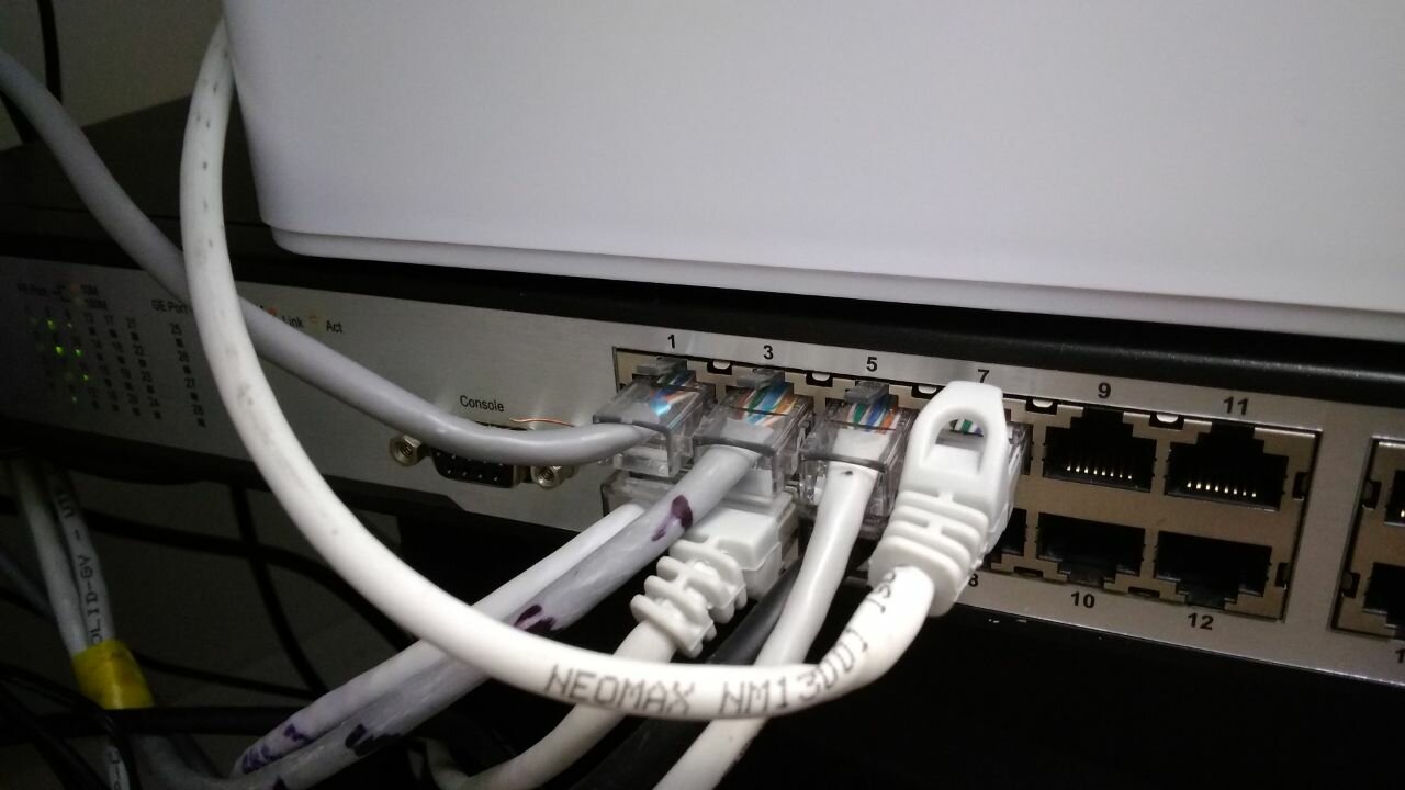 коммутатор d-link des-1024d, роутер ростелеком провода сзади, сетевой кабель, роутер подключение, электроника
