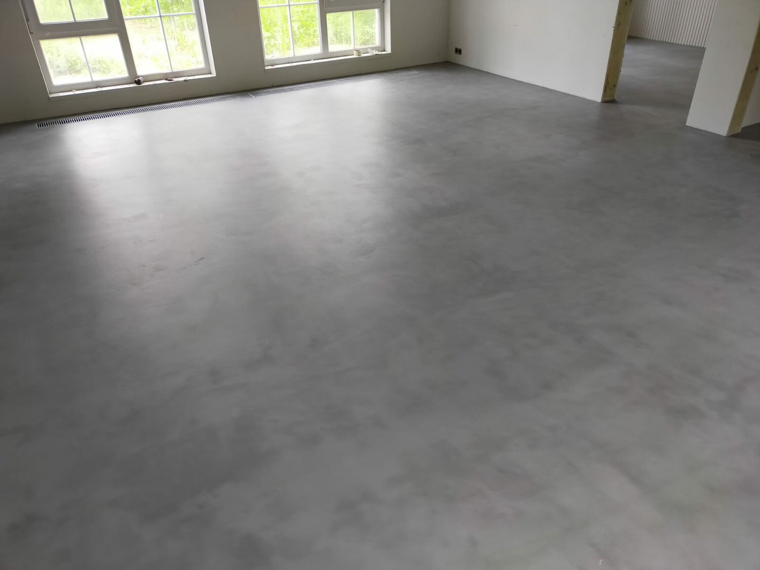 Крашенный бетонный пол в интерьере - 93 фото