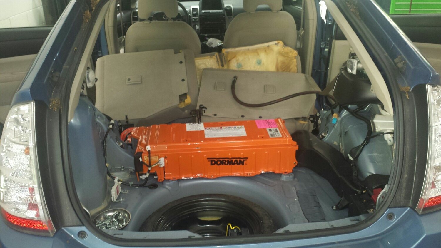 приус xw20 батарея, 12 volt battery, обслуживание батареи на prius v, toyota prius, car battery