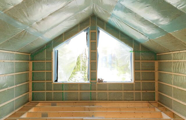 Укладка утеплителя кровли