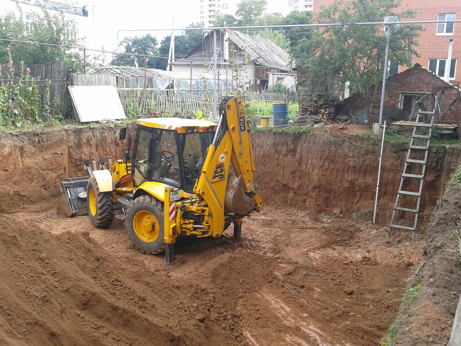котлован под фундамент, экскаватор-погрузчик jcb копает, копка траншей, рытье котлована, экскаватор погрузчик копает котлован