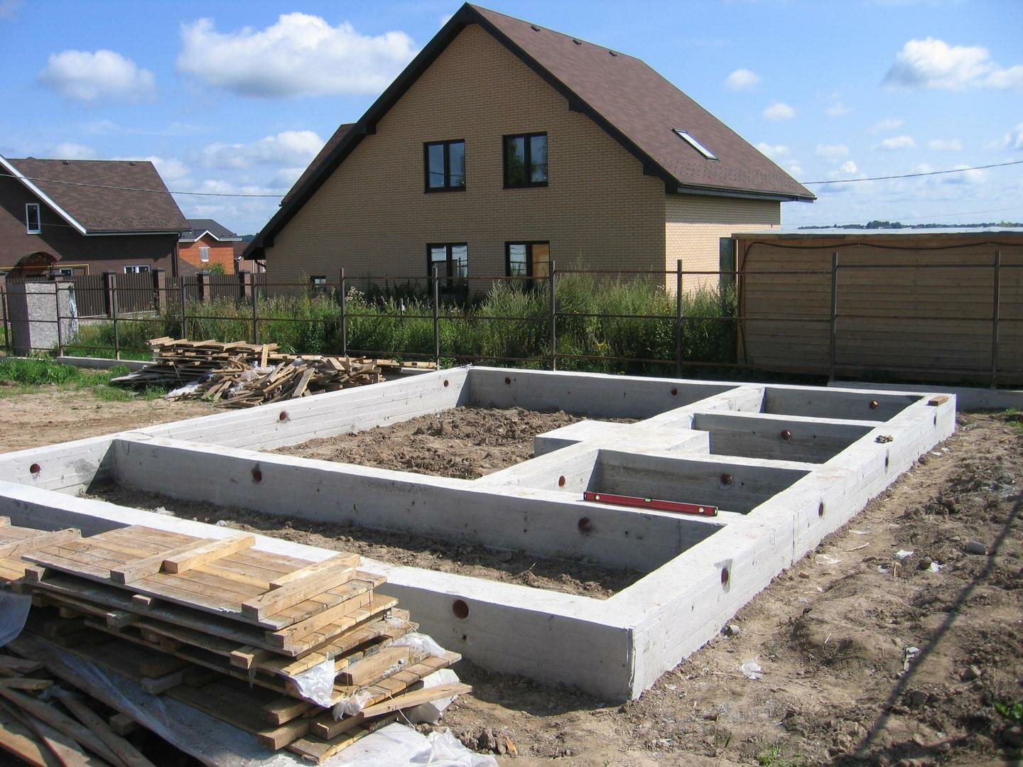 фундамент для частного дома, ленточный фундамент для дома, фундамент для дома, ленточный монолитный фундамент, фундамент
