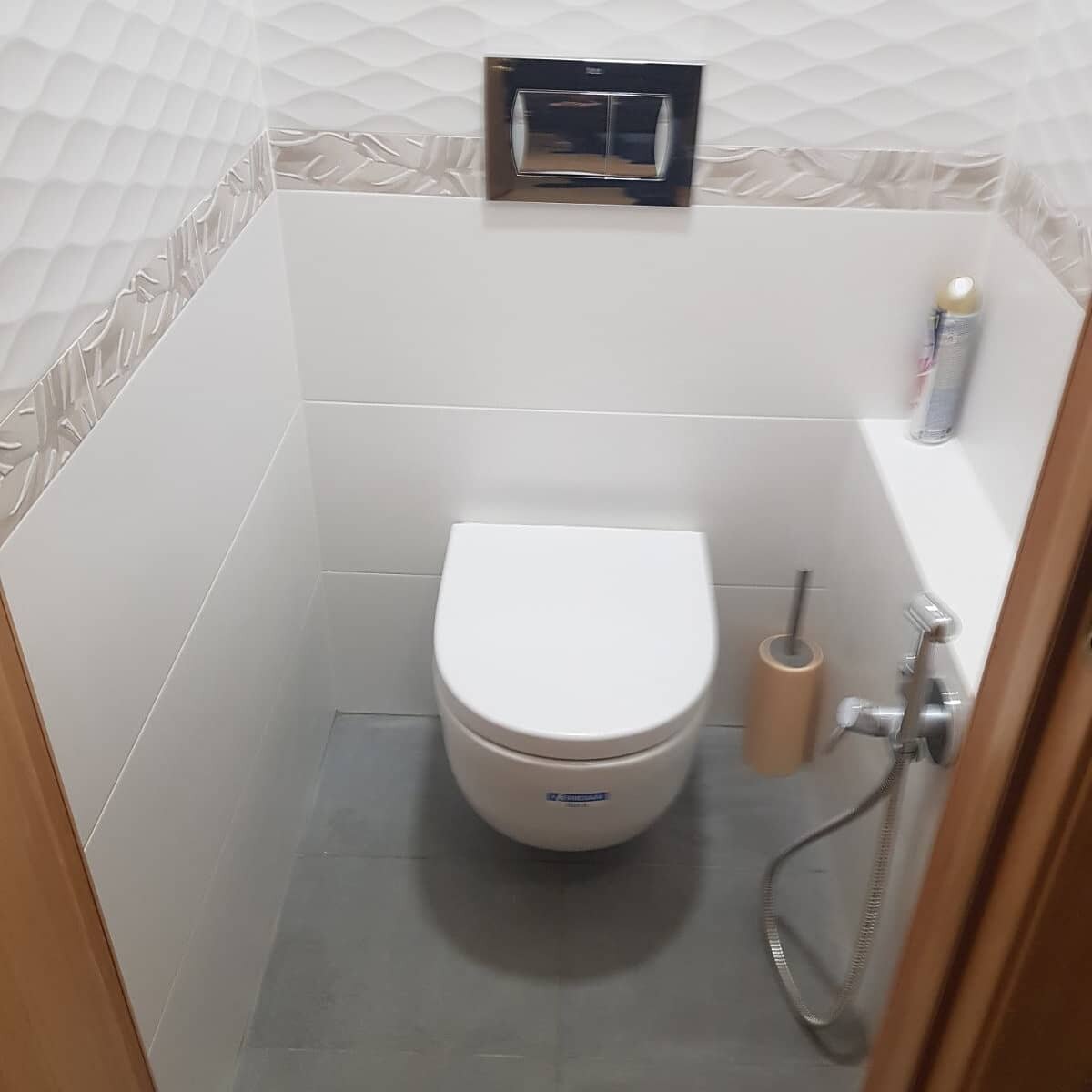 дизайн туалета, туалет, интерьер туалета с подвесным унитазом, туалет отделка, интерьер туалета