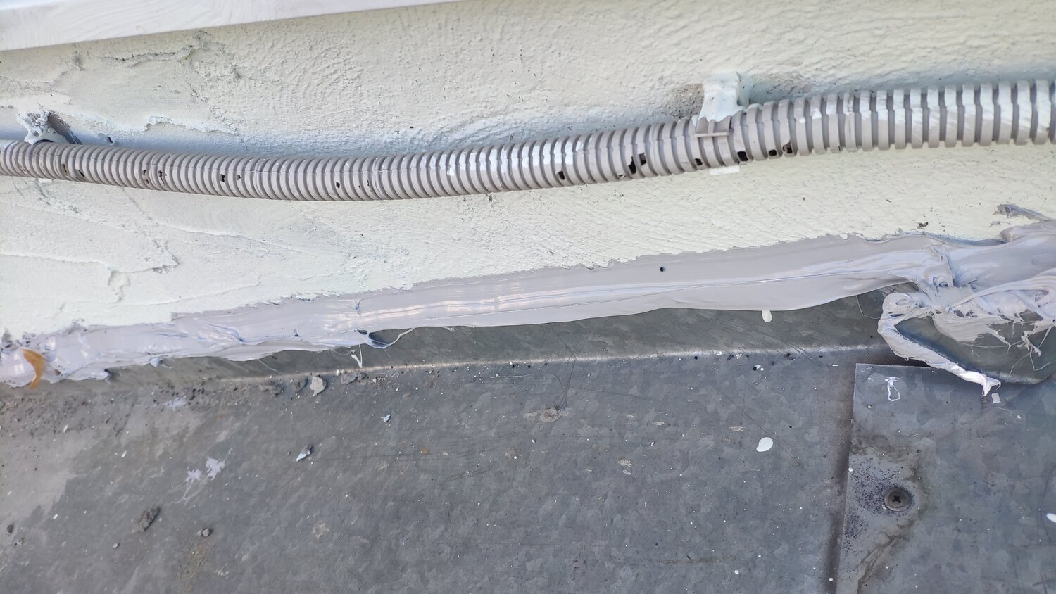 кондиционер, монтаж электропроводки, крепление кабеля, дренаж для кондиционера, монтаж кабеля