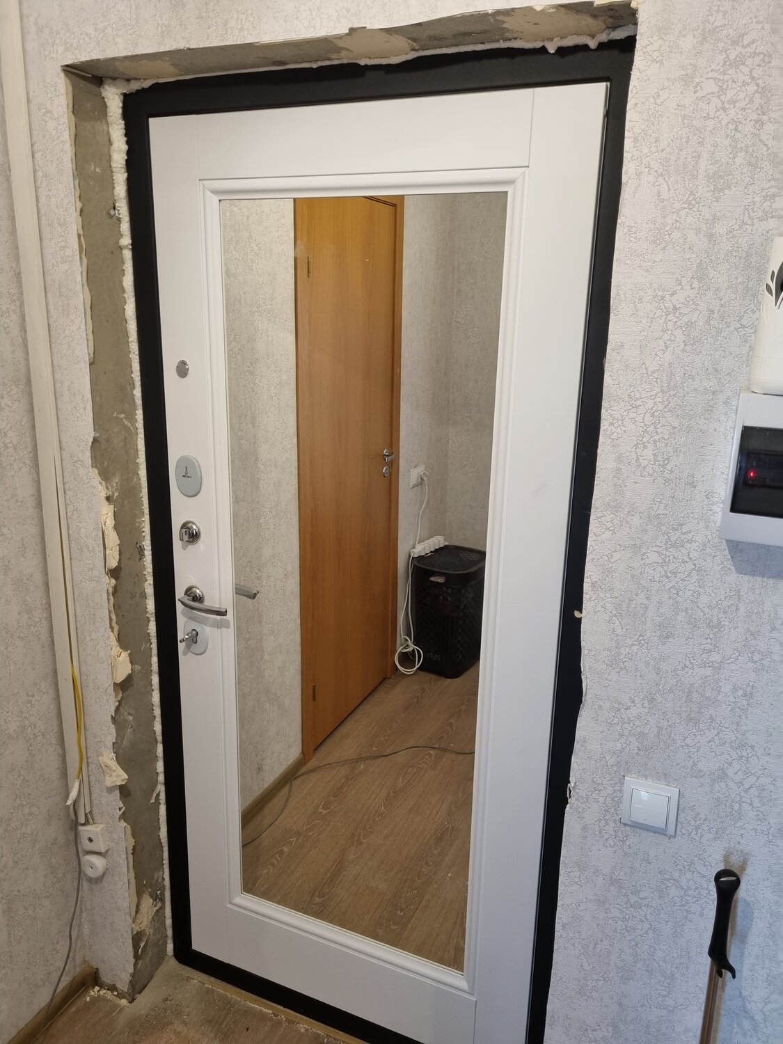 дверь, дверь с зеркалом, входная дверь с зеркалом, отделка откосов входной двери, отделка проема входной двери