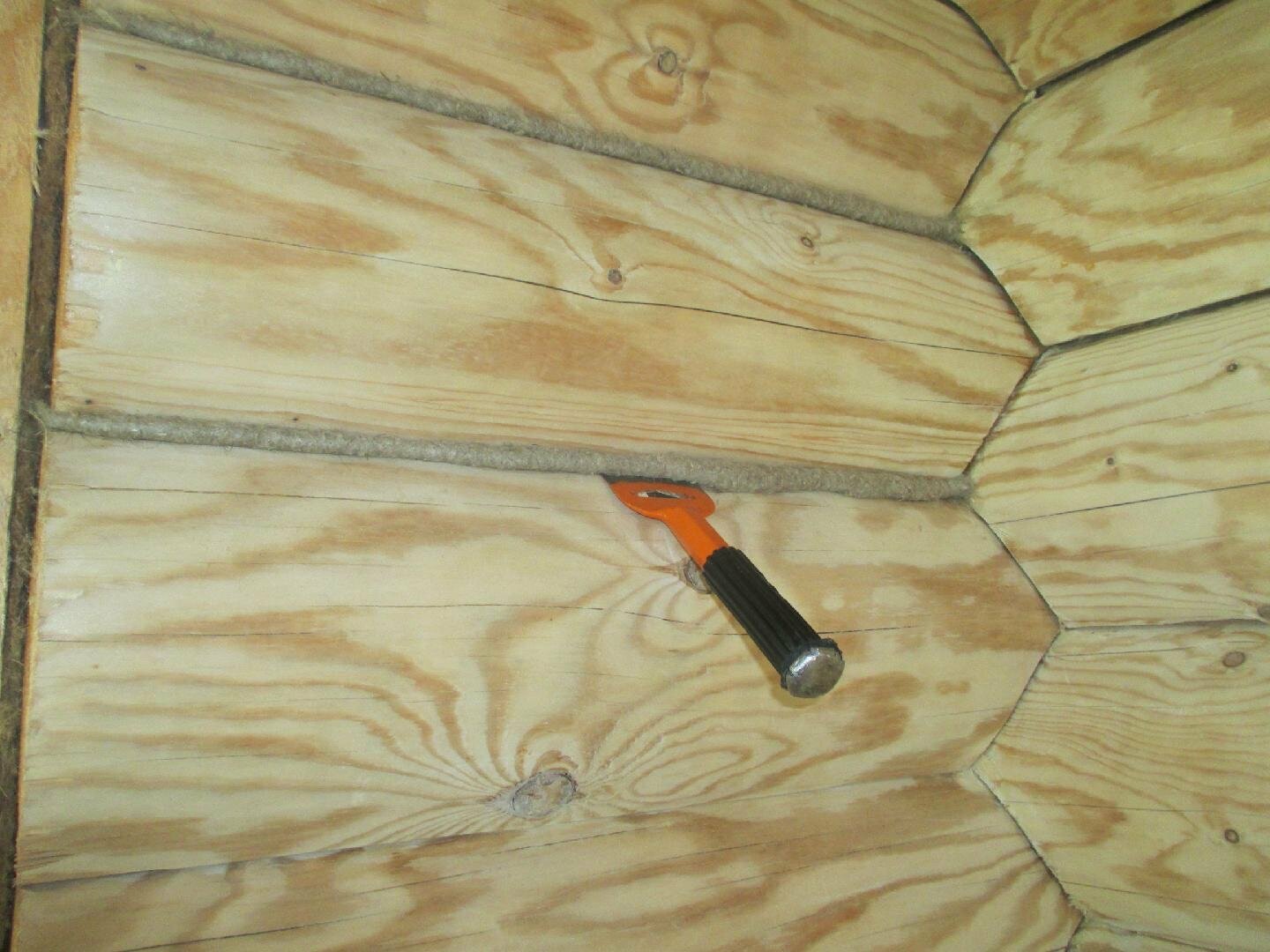 Как проверить качество конопатки сруба: методы и практические советы