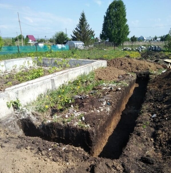 траншея под фундамент, заровнять траншею, копка траншей, траншеи на огороде, рытье траншеи