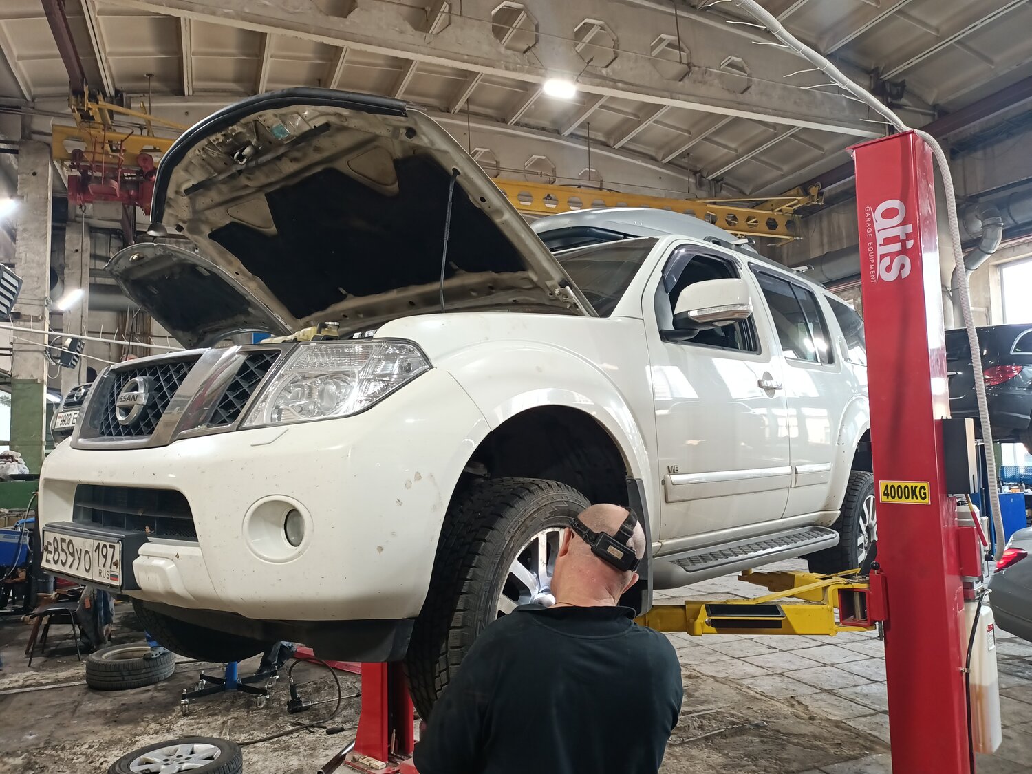 nissan pathfinder на сервисе, nissan, nissan pathfinder, канистра, nissan pathfinder 3
