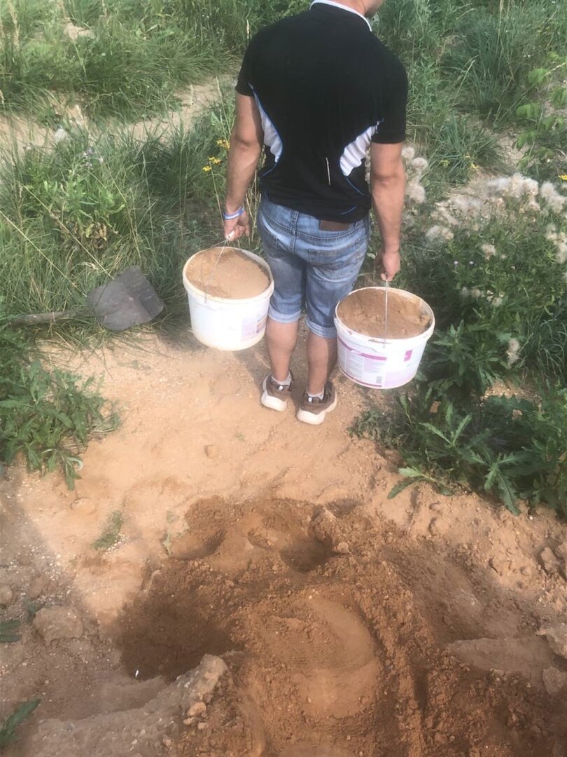 человек, разграбленные могилы, дачные работы, песок, яма