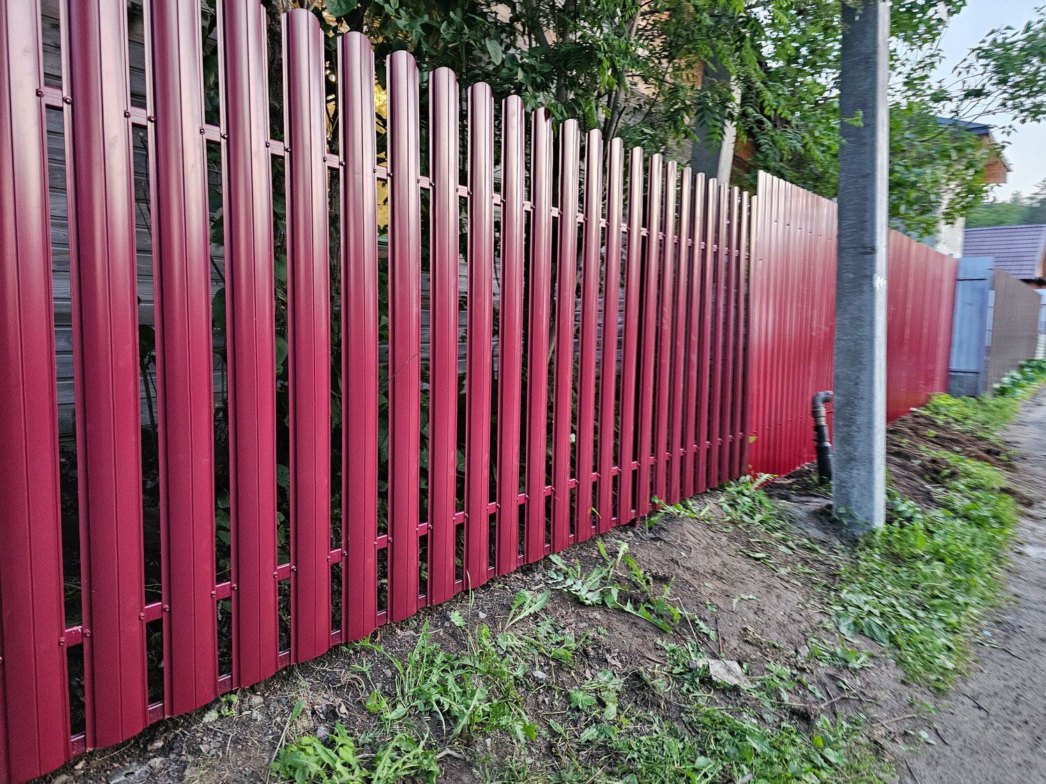 забор из металлического штакетника, забор металлический штакетник, красивый забор из евроштакетника, забор штакетник, металлический штакетник