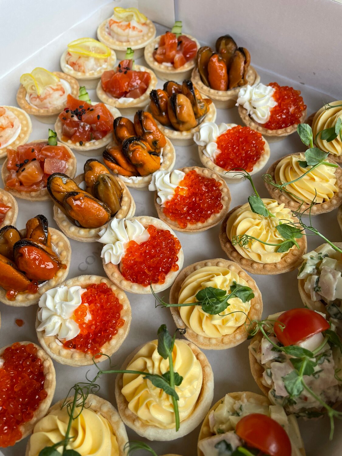 мини закуски, закуска, тарталетки для фуршета, мини пиццы для фуршета, закуски для праздничного стола