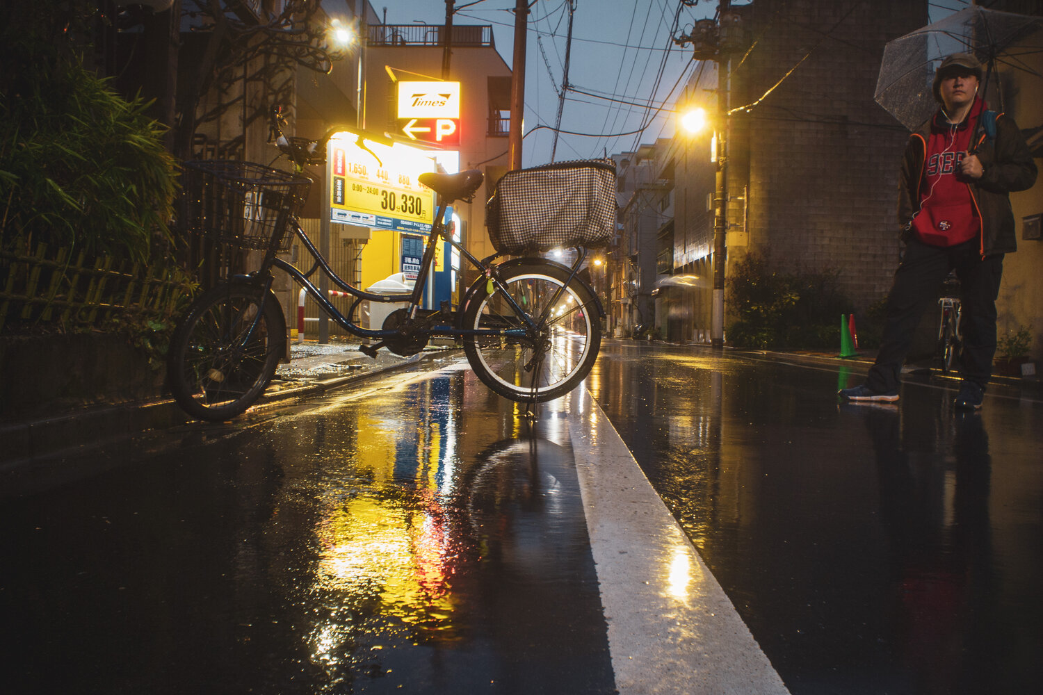 велосипед ночью, ночной город и велосипед, на велосипеде под дождем, ночью кататься на велосипеде, велосипед в городе
