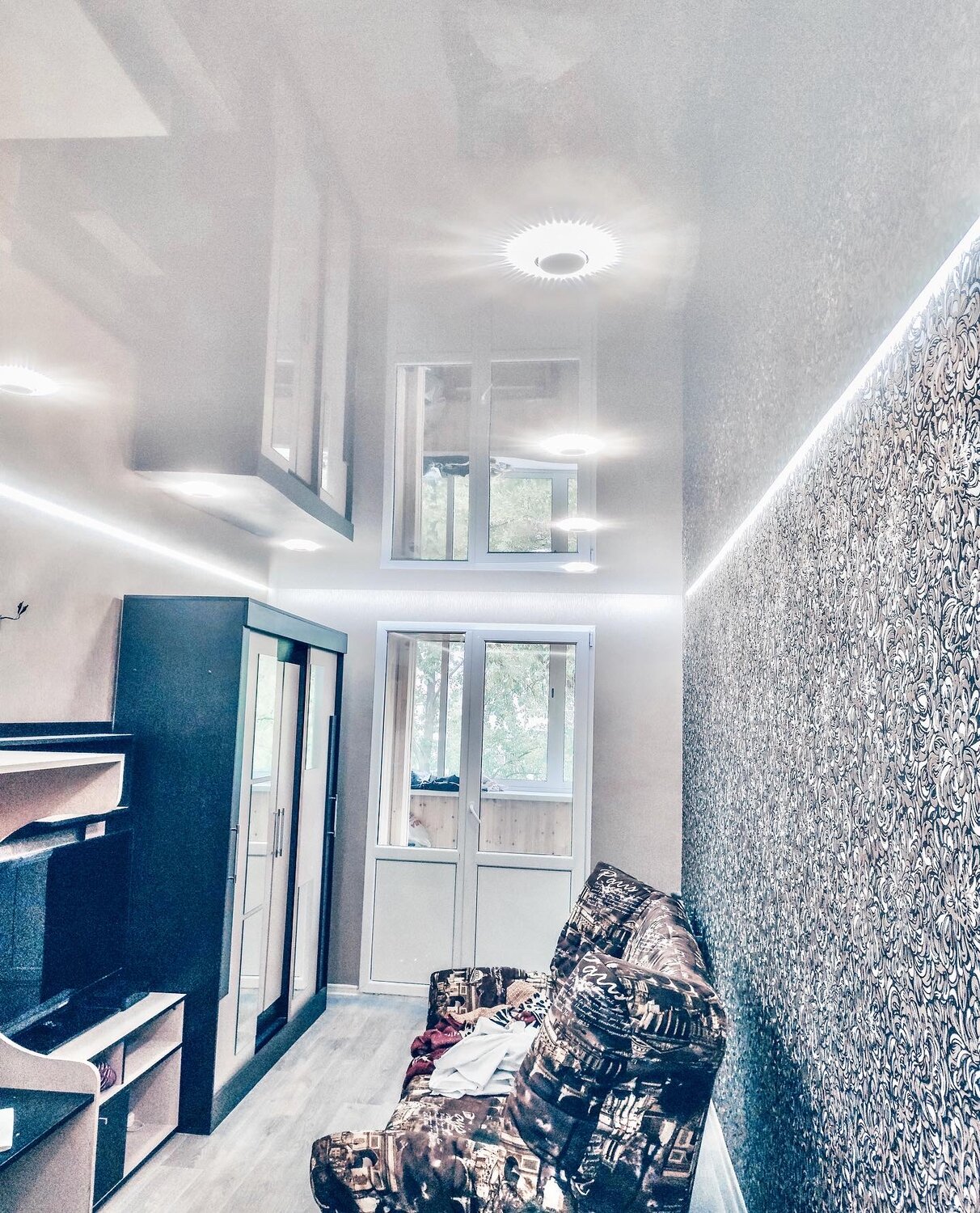 натяжной потолок глянцевый, потолок, белый глянцевый натяжной потолок, серый глянцевый потолок в прихожей, натяжной потолок