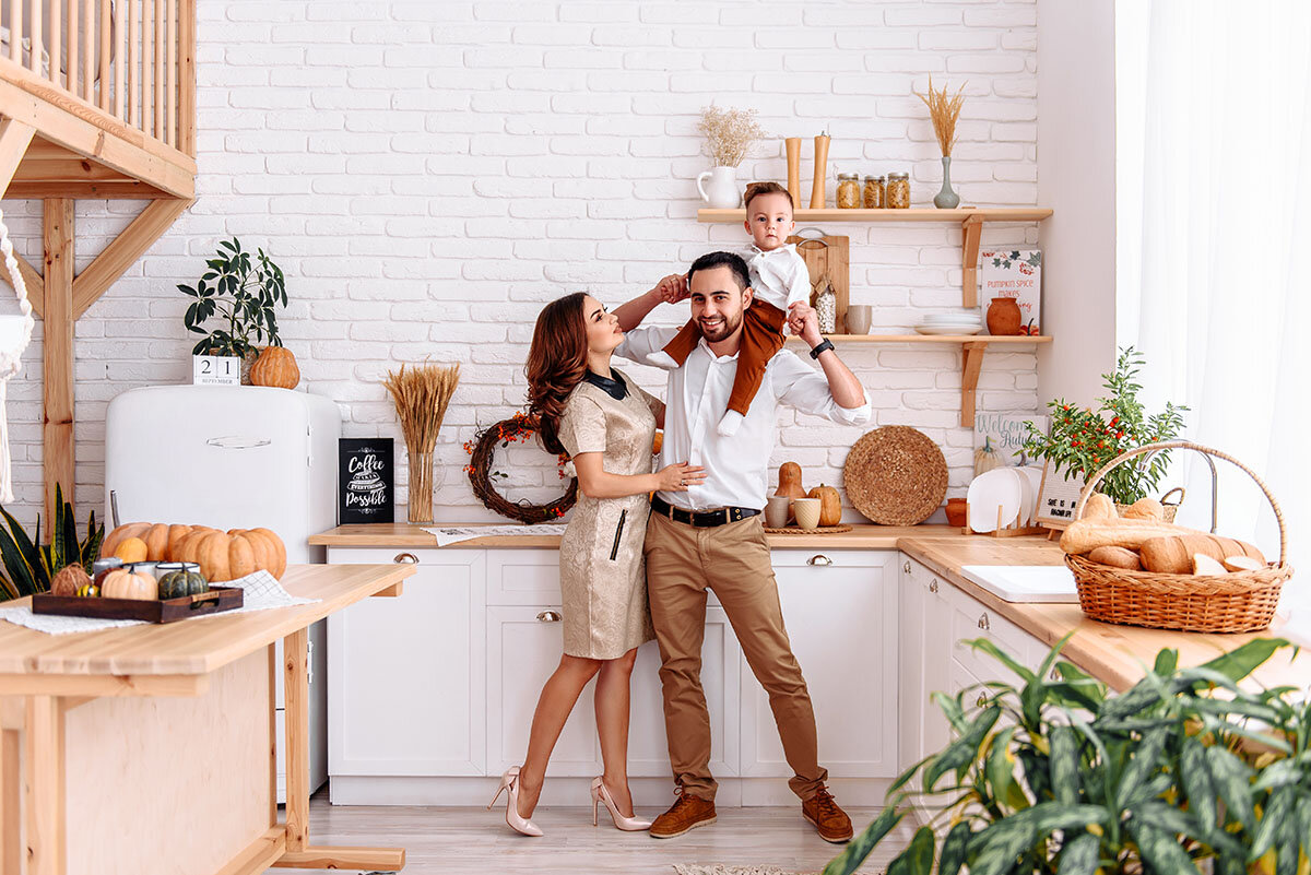 фотосессия на кухне в студии, лавстори в студии на кухне, фотосессия в студии, семейная фотосессия, фотостудия с кухней