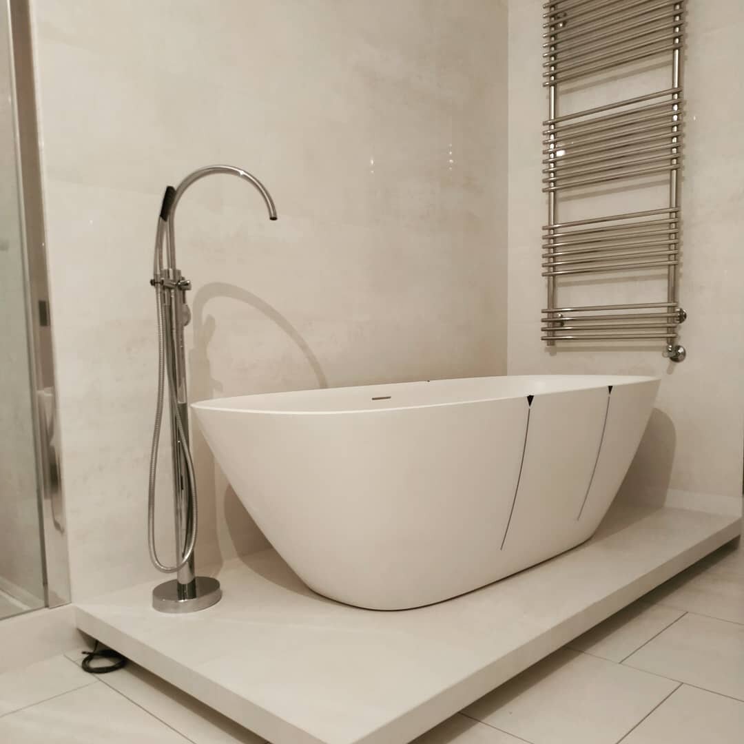 отдельностоящая ванна с душем, ванна, отдельностоящая ванна у стены, ванная комната, красивая ванна