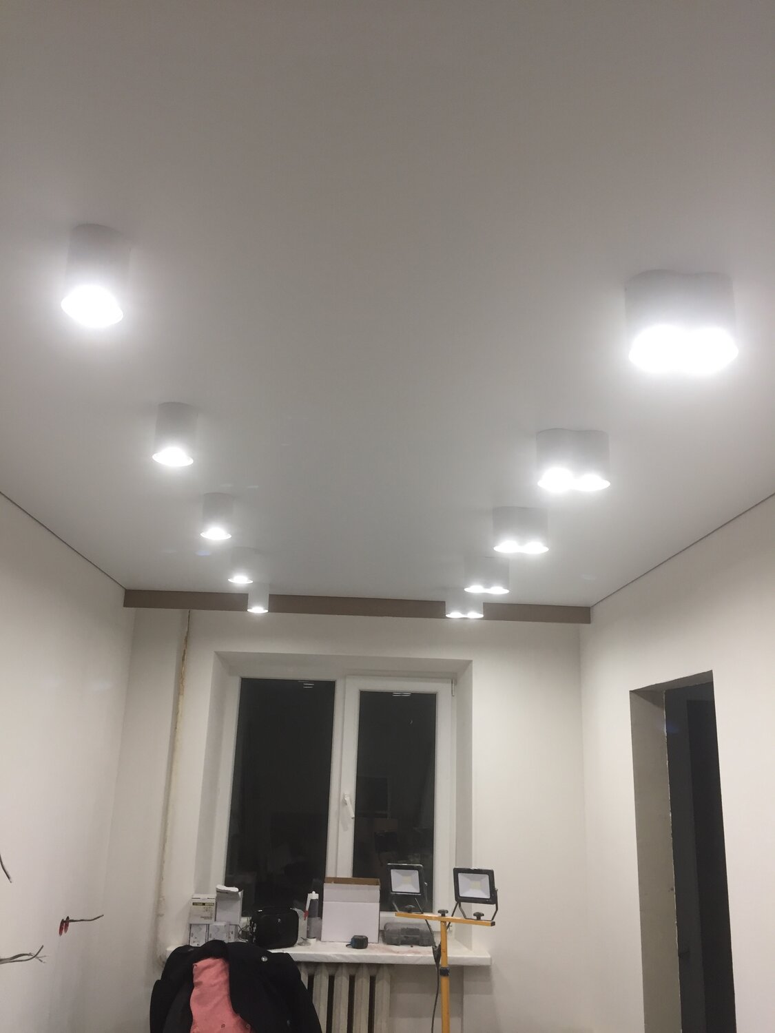 натяжные потолки белые с лампочками, потолок, натяжной потолок белый матовый, натяжной потолок матовый, натяжной потолок