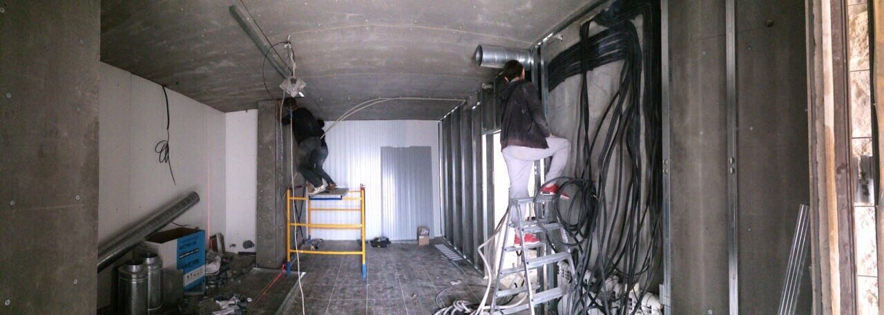 строительство или ремонт, внутренние работы, фальш стена перегородка из гипсокартона, алмазная резка в потолке, отделочные работы