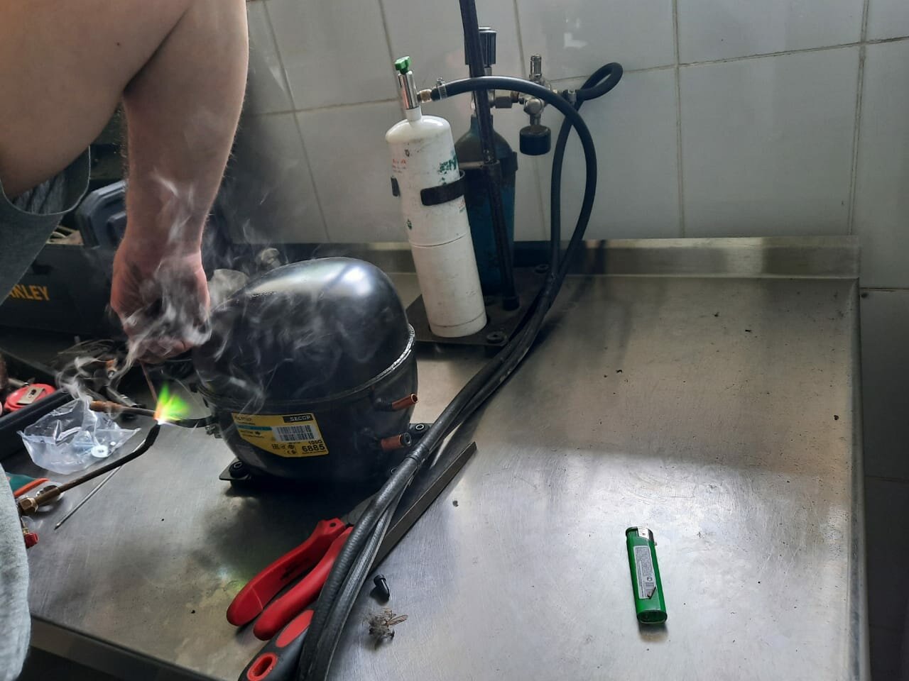 Замена уплотнителя дверцы холодильника в Москве - Ремонт и установка ...