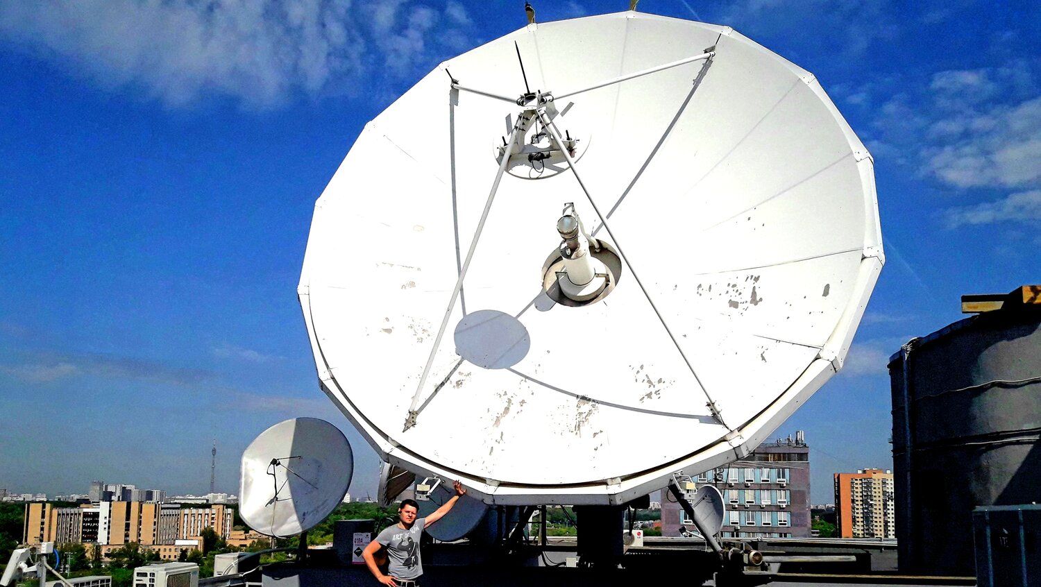 vsat станция спутниковой связи, передающая спутниковая антенна, спутниковая антенна, наземная станция спутниковой связи, vsat спутниковой связи спутник