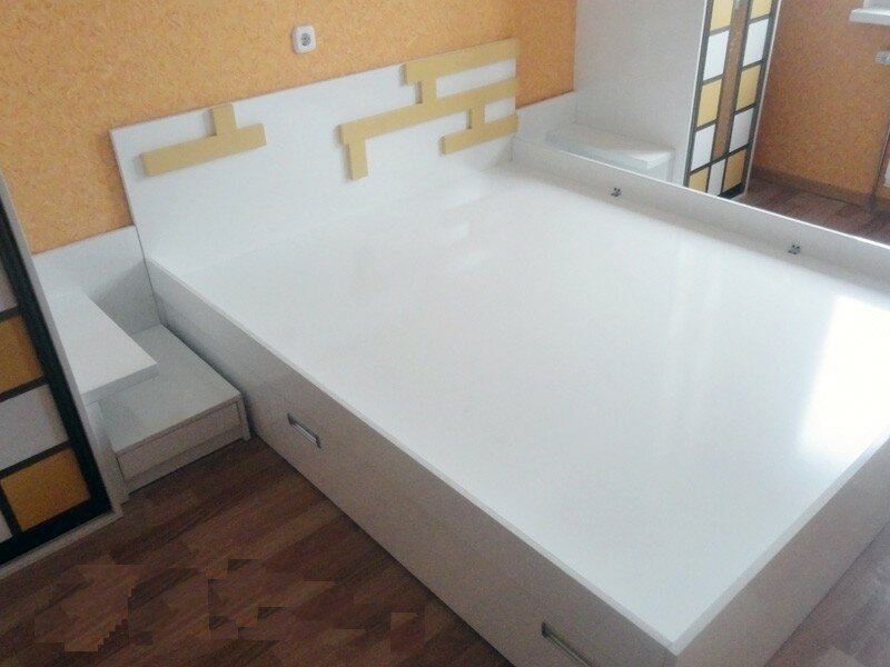 кровать подиум с выдвижными ящиками, подиум кровать, оригинальная кровать из дсп, выдвижная кровать подиум икеа, кровать на заказ