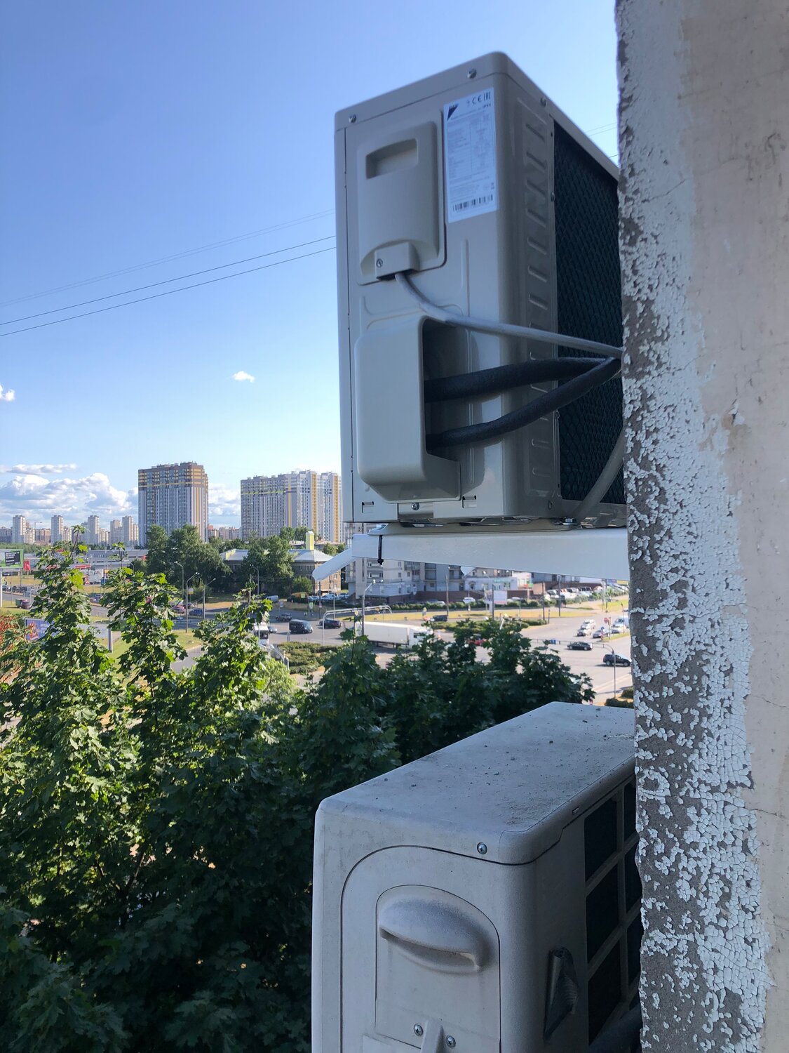 уличный блок кондиционера баллу, наружный блок кондиционера 920х860, наружный блок кондиционера дренаж, кондиционер, монтаж кондиционера в загородном доме