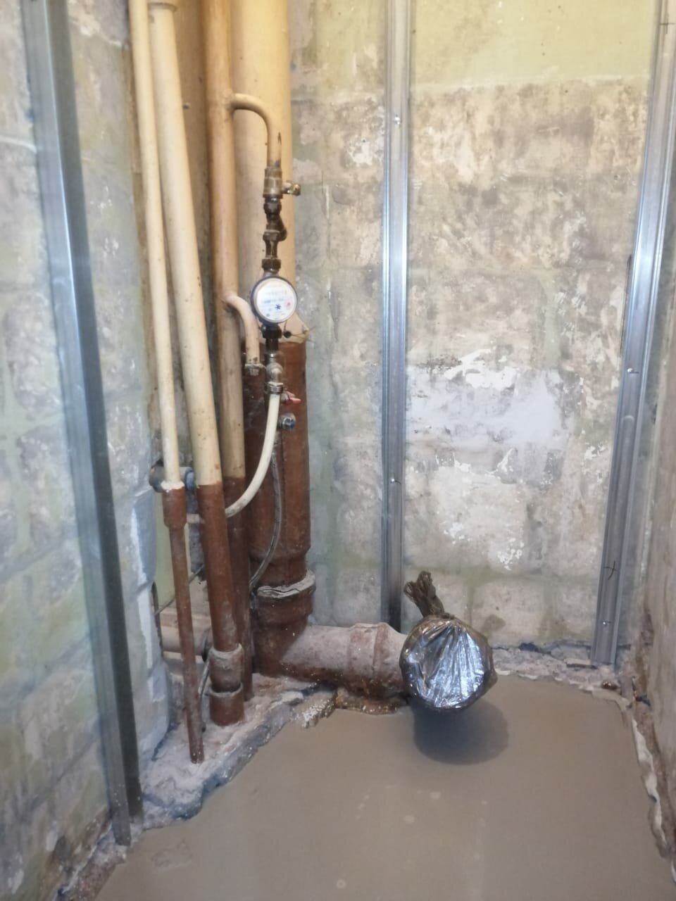 монтаж счетчика воды на металлические трубы, разводка труб хол и гор воды в ванной, счетчик воды на трубе, монтаж счетчика воды, крепление счетчика воды