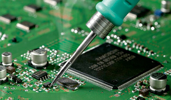 пайка микросхемы smd компонентов паяльником, пайка печатных плат, поверхностный монтаж печатных плат, пайка микросхем, пайка микросхем мастер