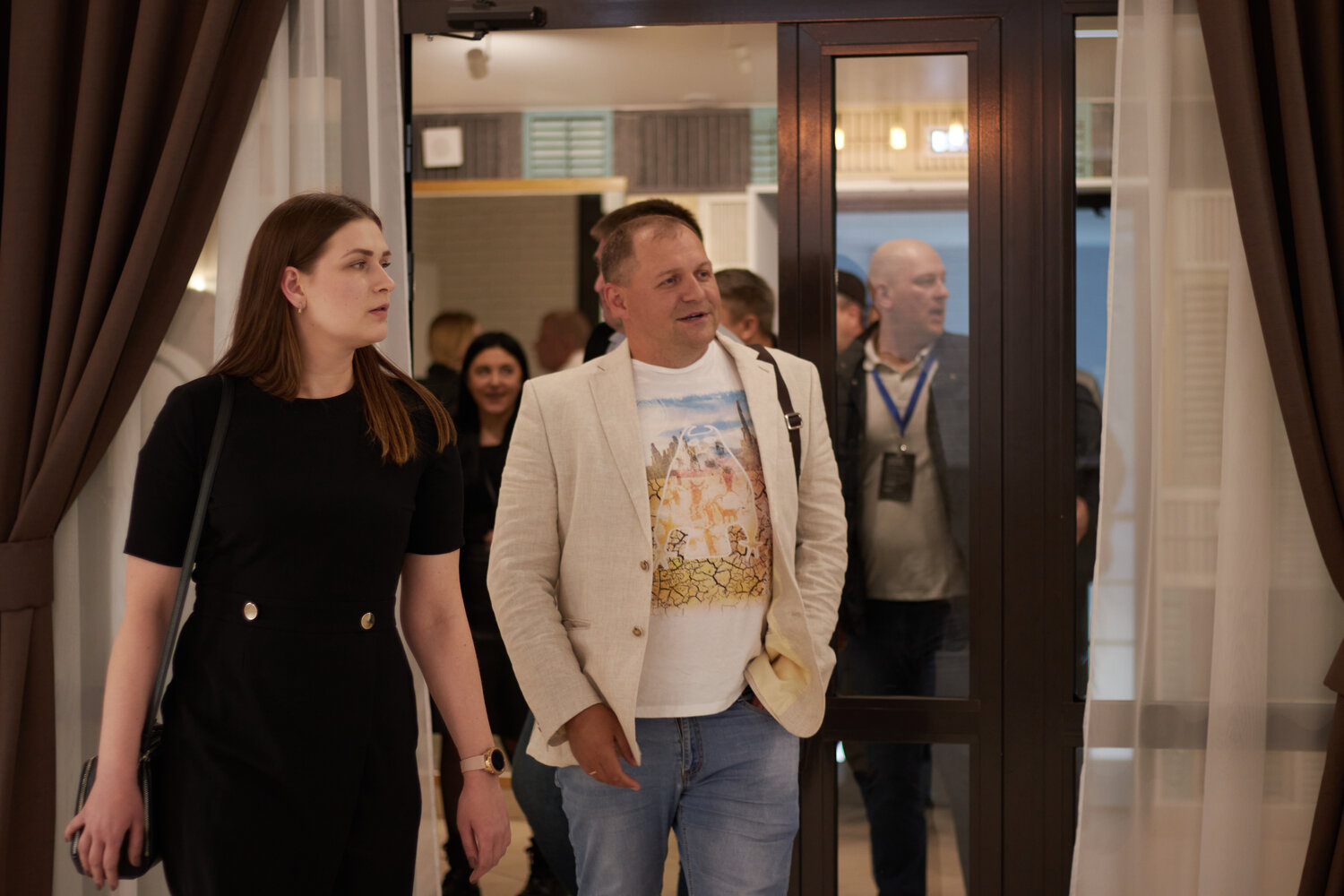 выставка современного искусства, сериал, выставка, люди, уолтер ищейка сериал