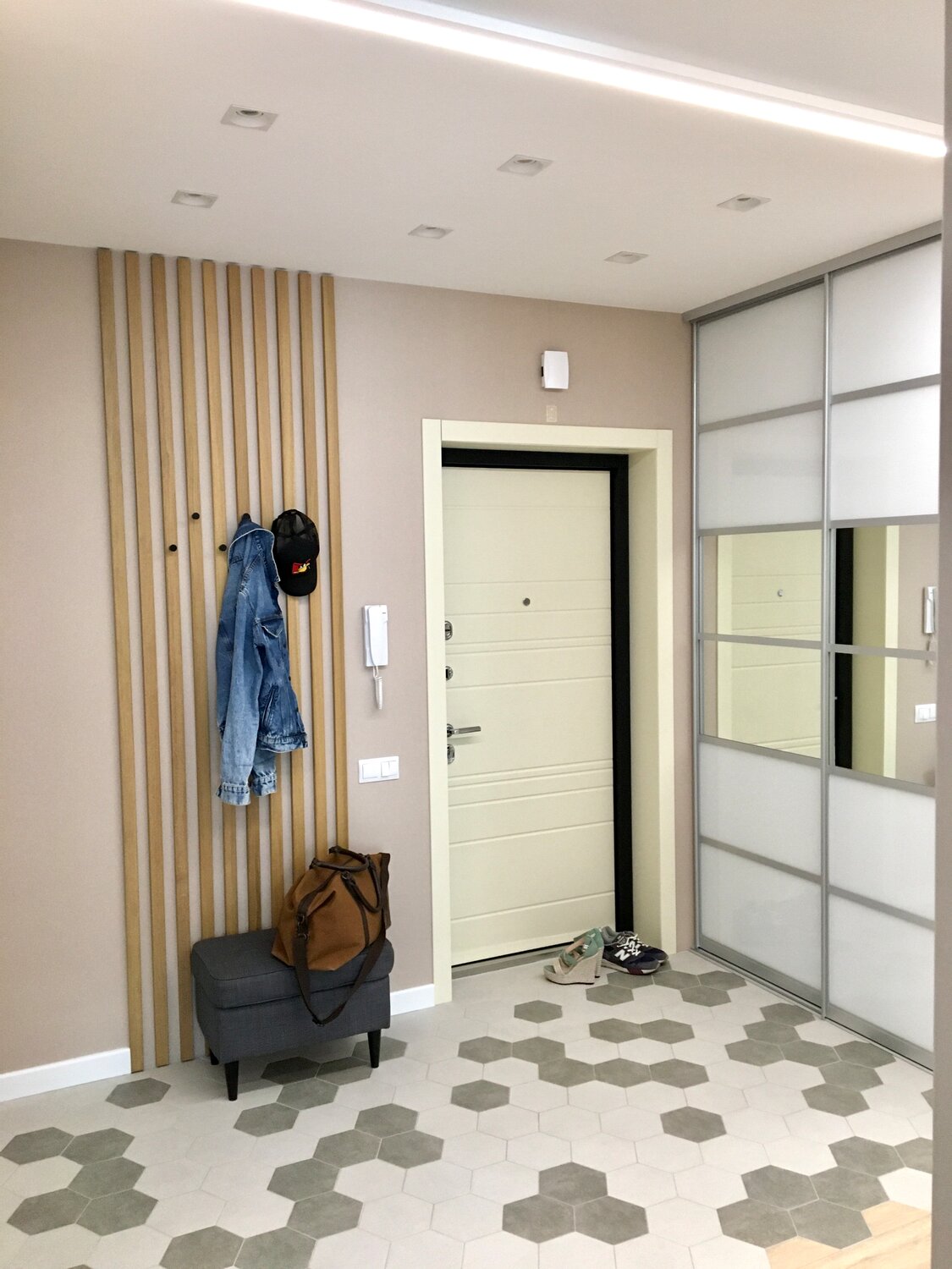 плитка и ламинат в прихожей, пол в прихожей, плитка в коридор, прихожая, коридор