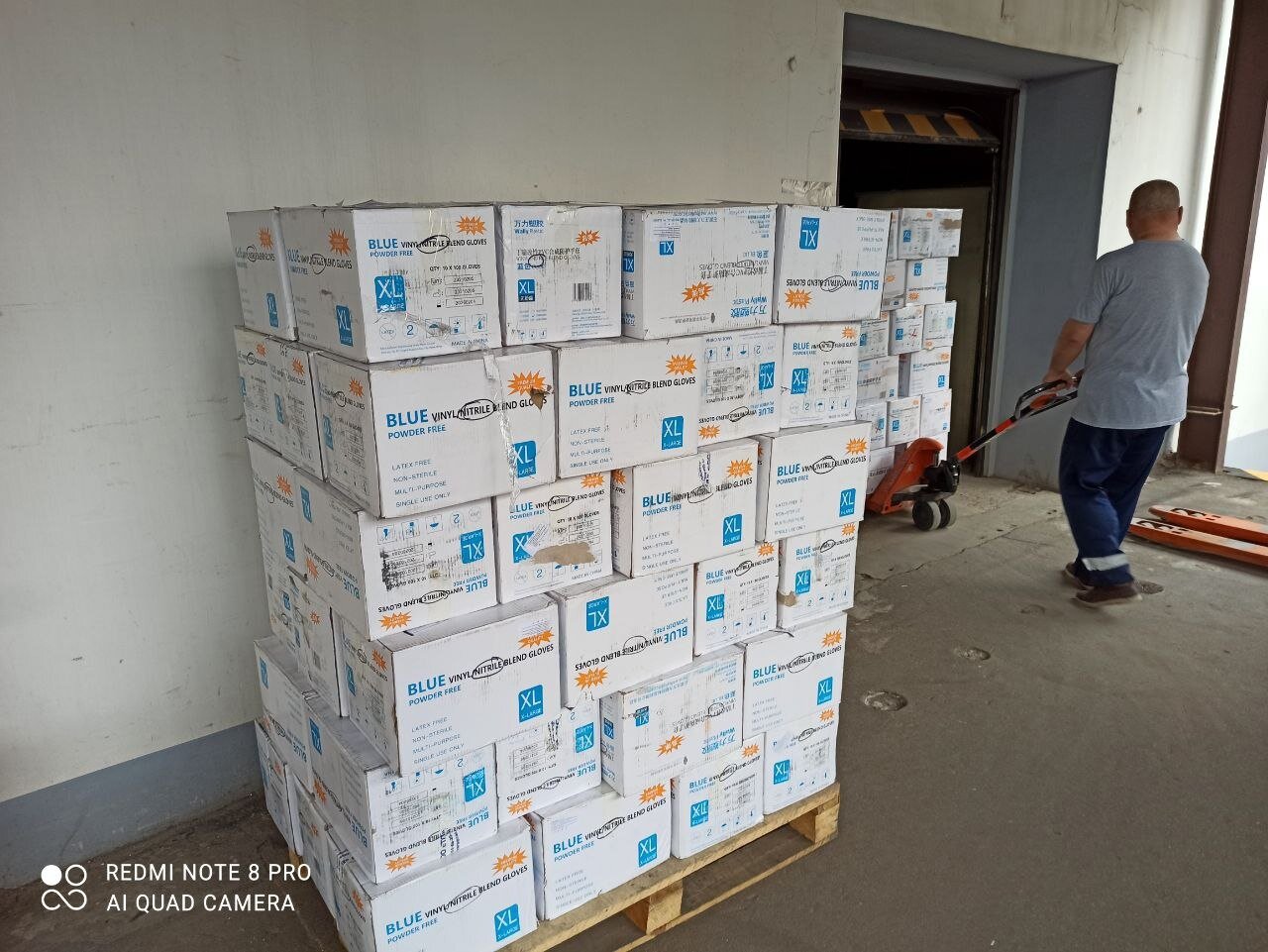 офисная бумага на паллетах, упаковка, склад, техника, оптовый сигаретный склад