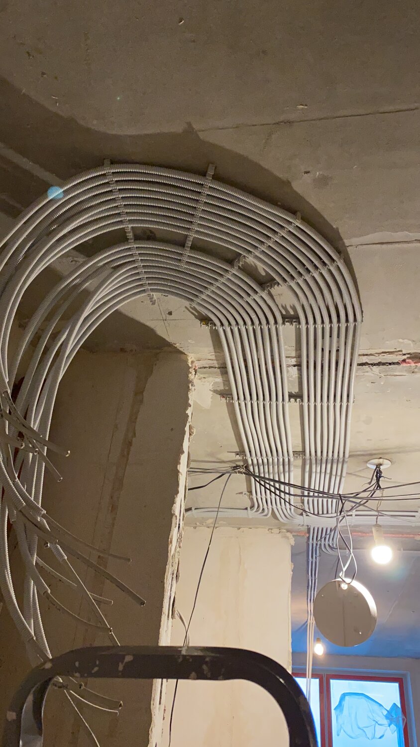электромонтаж по потолку в квартире, электромонтажные работы, электромонтаж, электрика в квартире, проводка по потолку и отопление
