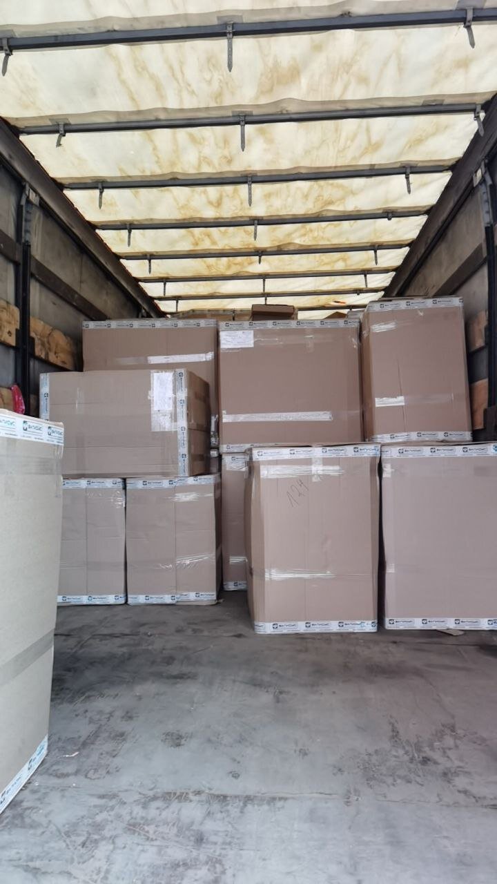 упаковка, пневмооболочка dunnage, коробки на паллете в контейнере, склад, упаковка товара перед отправкой