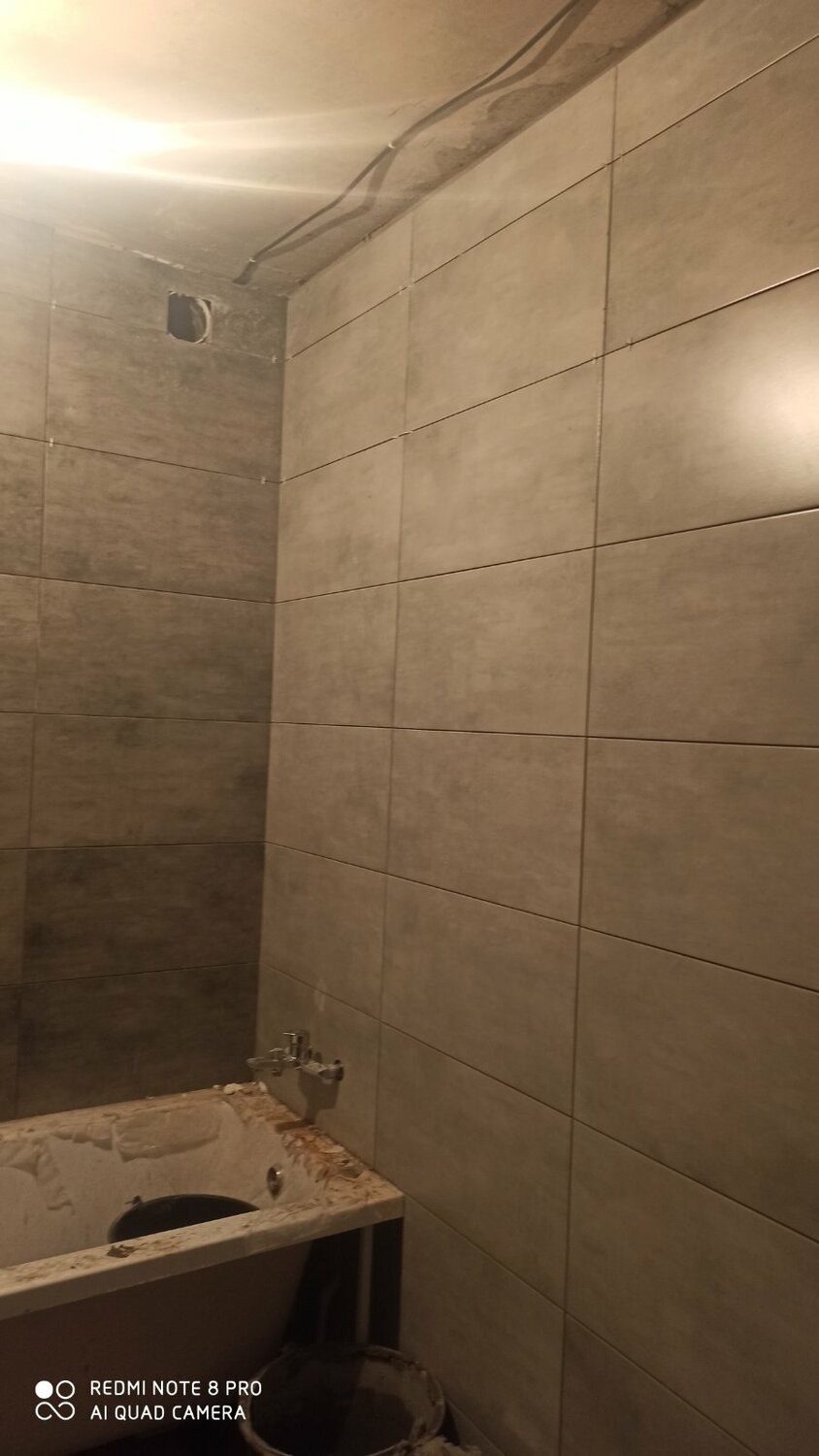 укладка керамогранита на стену в ванной, плитка в санузел 60 на 120 укладка, укладка плитки в санузле, укладка кафеля в ванной 2020 год, плитка серая гессо