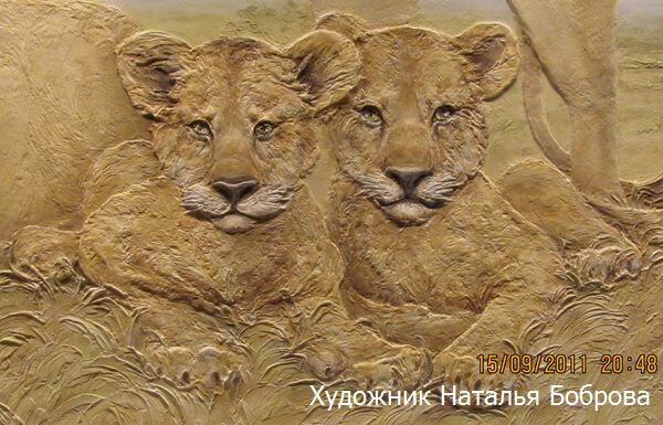барельеф, львица и львенок, барельеф льва на стене, лев львица и львенок, лев из шпаклевки на стене