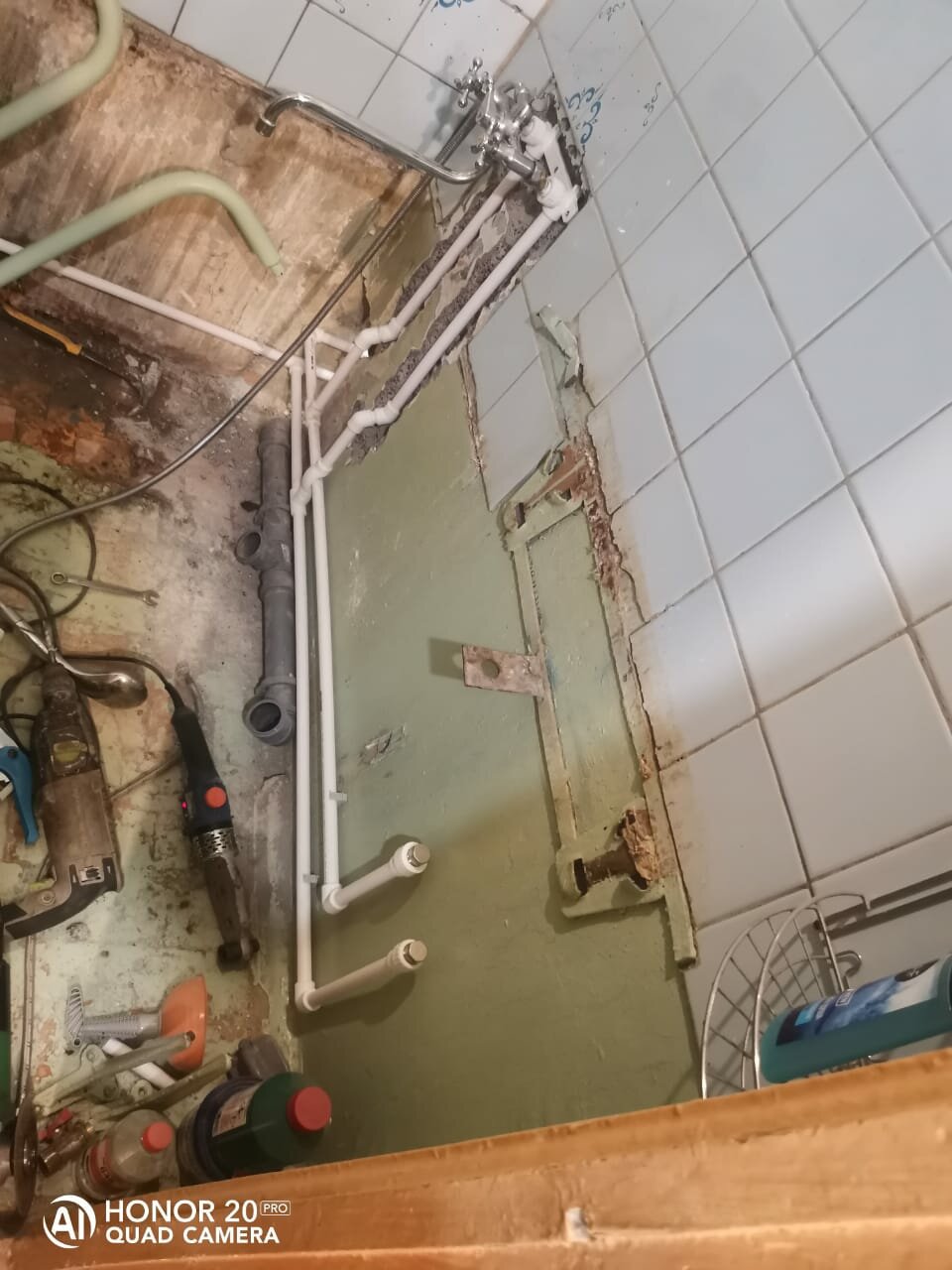 ванна 606 разводка труб, старые трубы в ванной, разводка труб в сталинке, проведения сантехнических труб в стене, пластиковые трубы в ванной