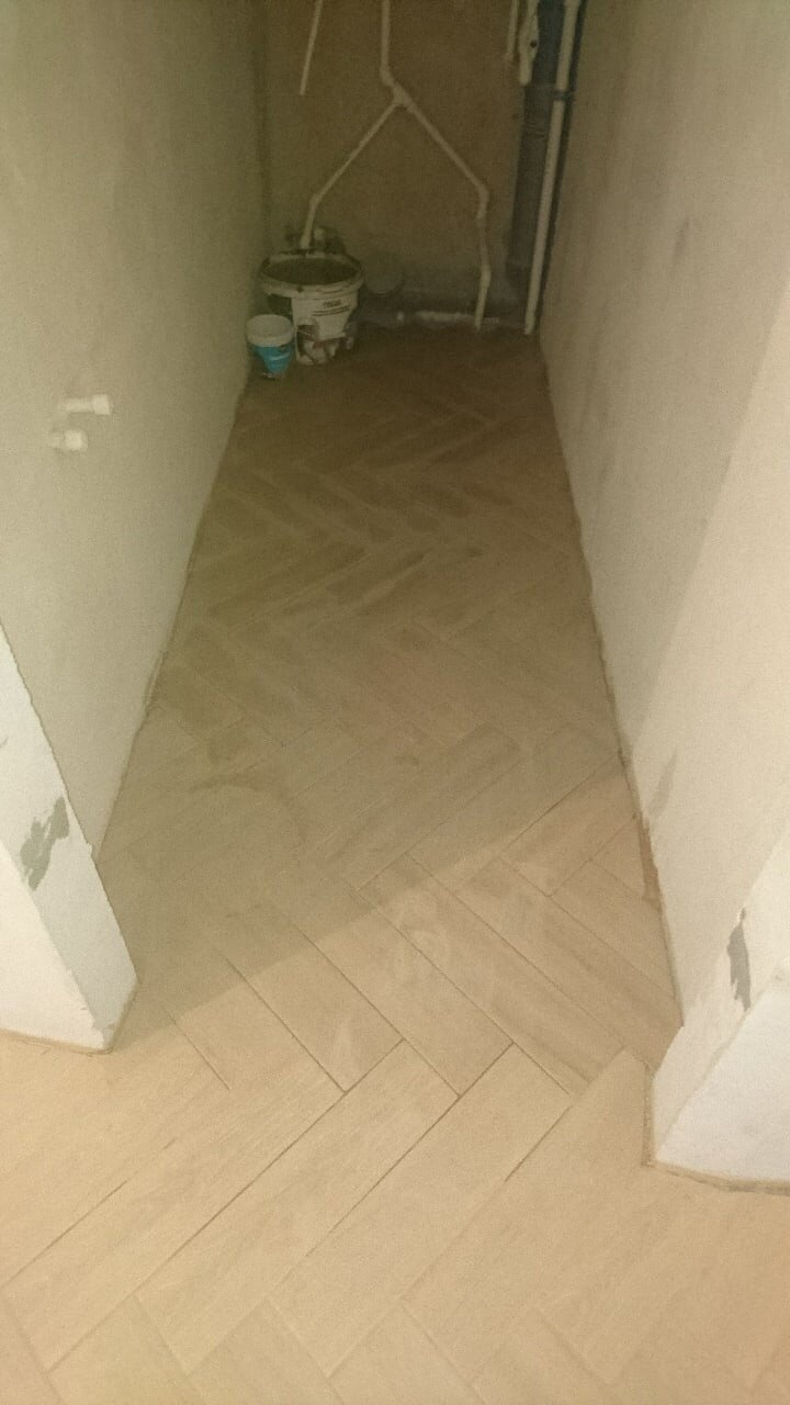 плитка в коридор под ламинат, кафель под ламинат в коридоре, ламинат, напольное покрытие, напольная плитка под ламинат в прихожей хрущевка