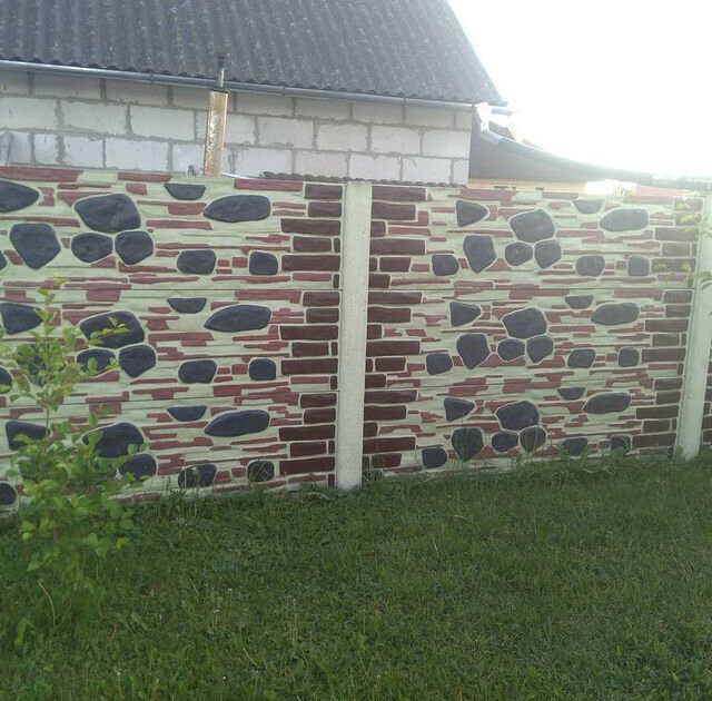 профнастил под дикий камень, забор оштукатуренный с камнем, варианты покраски забора из блоков, кирпич горус забор, забор из бутового камня