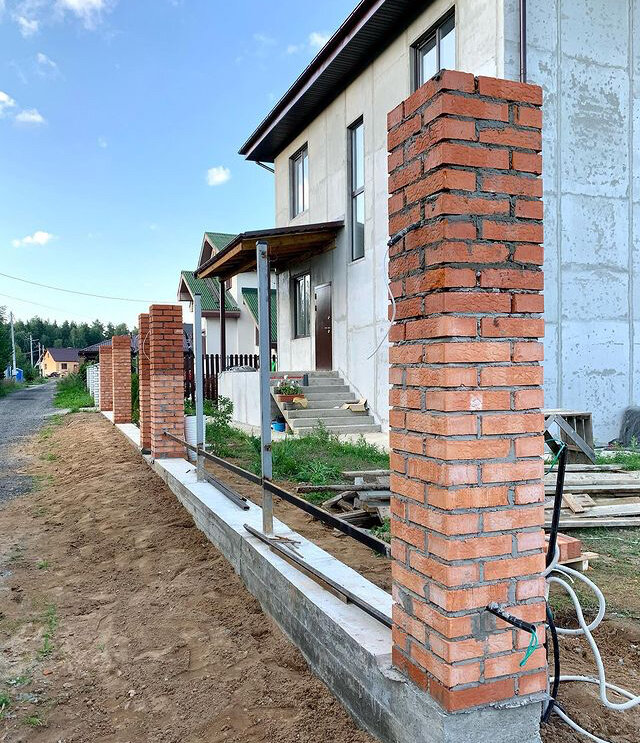 забор с кирпичными столбами, лента под кирпичный забор, кирпичные столбы для забора баварская кладка, фундамент под кирпичные столбы для крыши, кирпичный столб 250х250