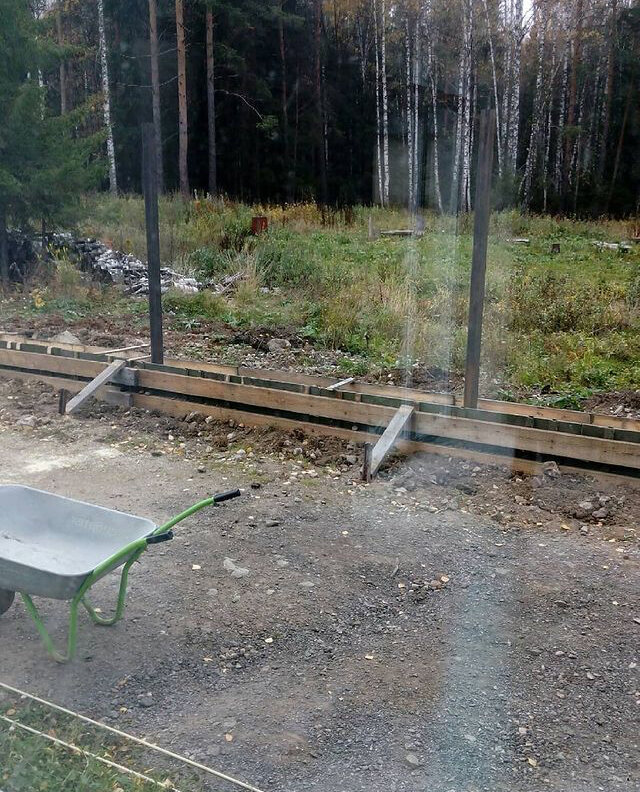 зеленый фундамент, винтовые сваи на болотистой местности, сваи, фундамент под дачный домик 4х6, фундамент для бытовки своими руками