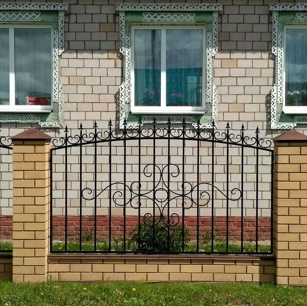 Монтаж кованых заборов