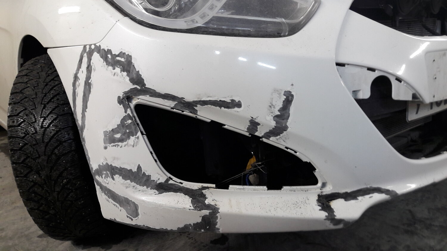 авто, сломанный бампер, автомобиль, трещина на бампере, сломанный бампер toyota corolla