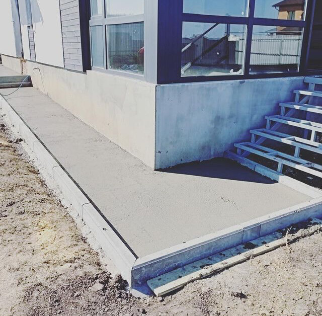 фундамент для крыльца из бетона, монолитные ступени для крыльца, отвод воды с террасы, крыльцо, ступени фундамента