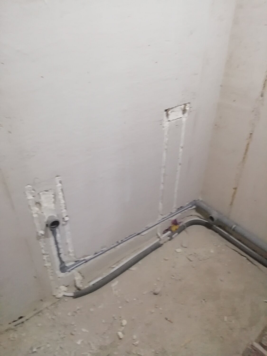 полипропилен штроба канализация, штробление под трубы в ванной, прокладка труб в ванной комнате хрущевке, штробы для сантехники, подводка труб в ванной