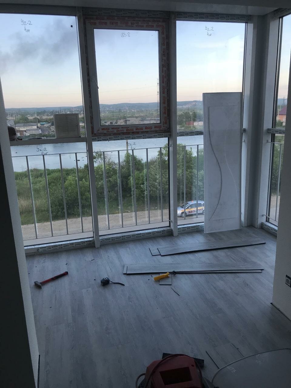 жилой комплекс, панорамное окно на 16 этаже, квартира, жк маяк балкон, балкон