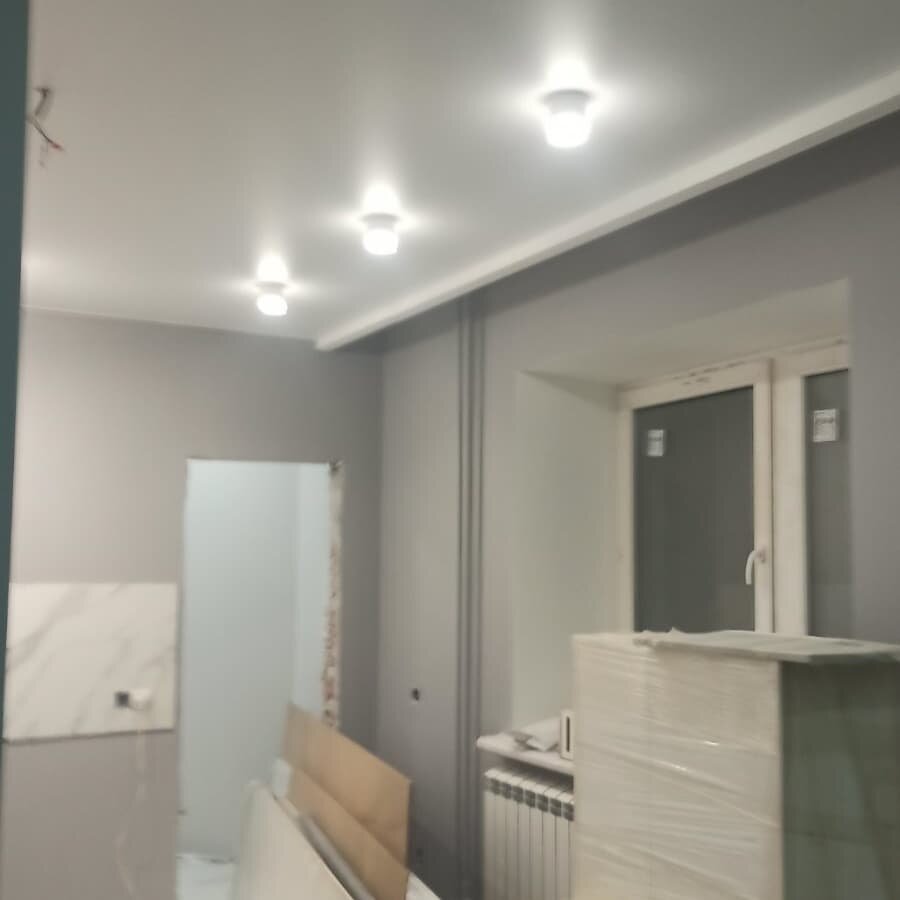 натяжные потолки белые с лампочками, встроенный светильник, светильники на струнах в интерьере, потолок, натяжной потолок на кухне